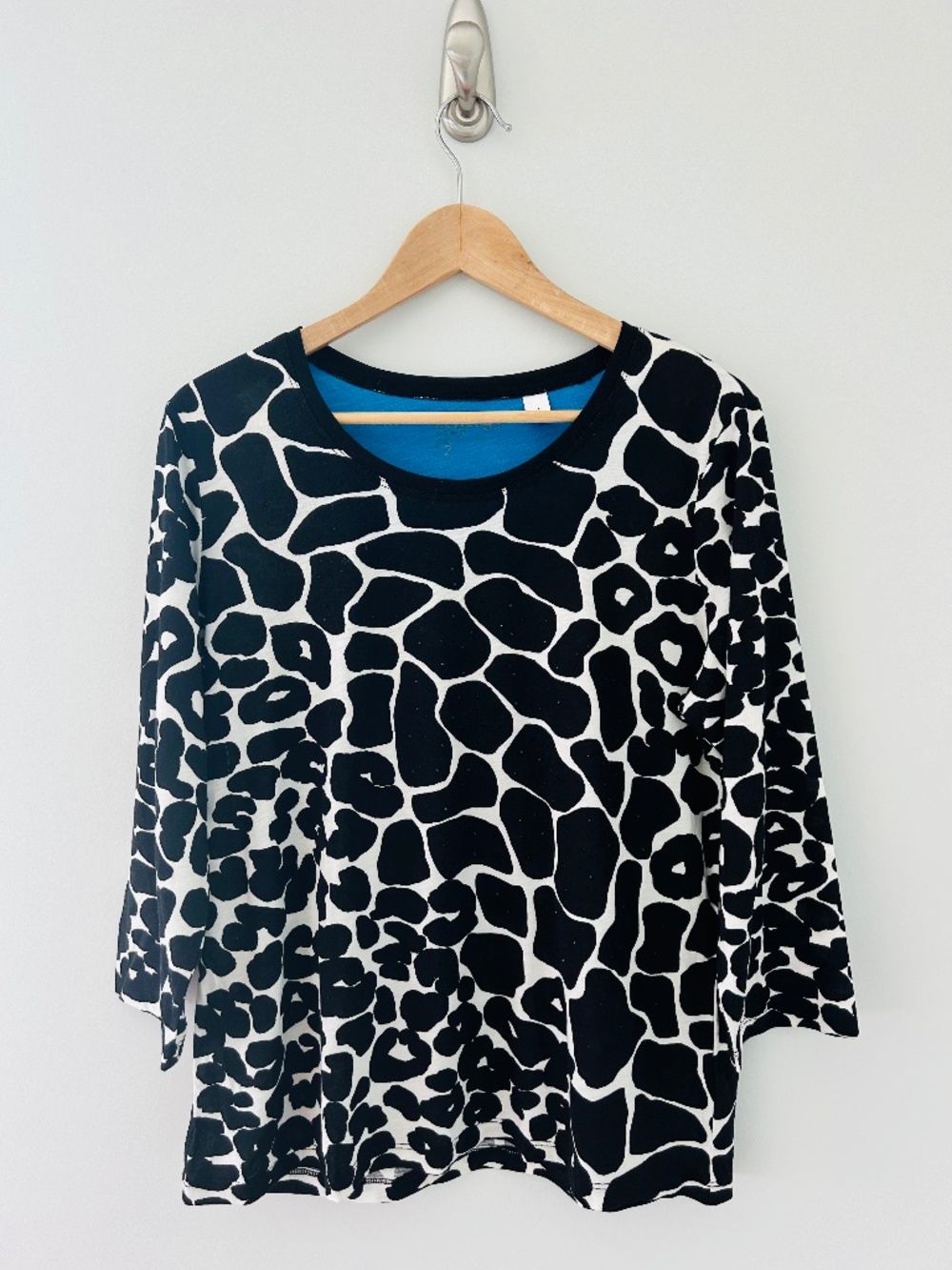 Chico's Energy Top in Black & White Giraffe Print Sz 2/L  - EUC